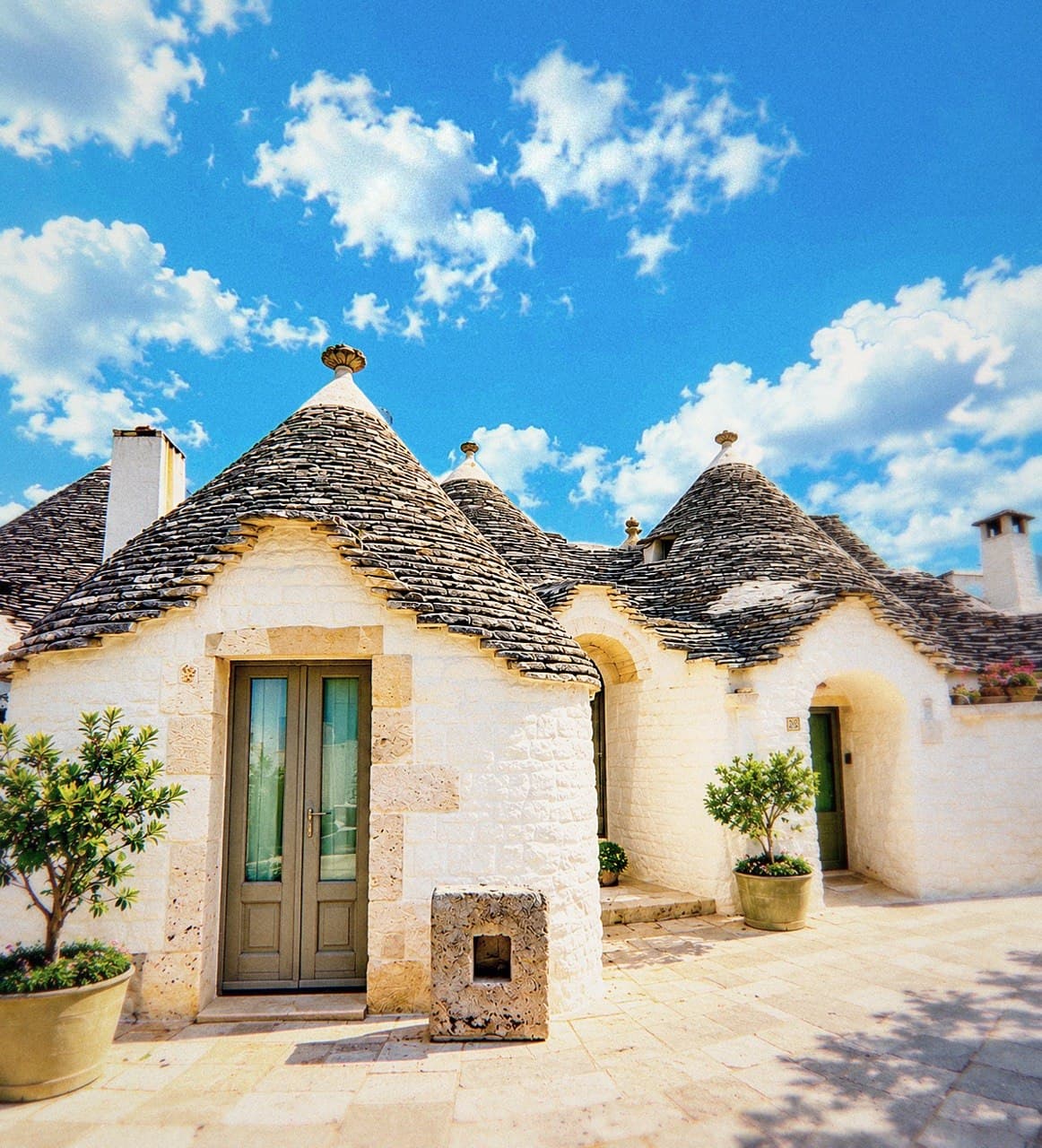 Trulli del centro storico di Alberobello al sole