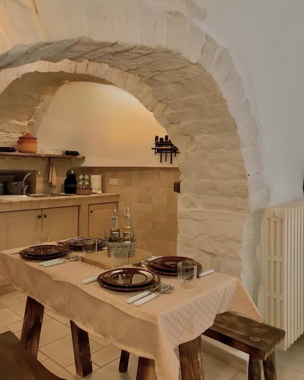 Angolo cucina incassato in un arco di pietra